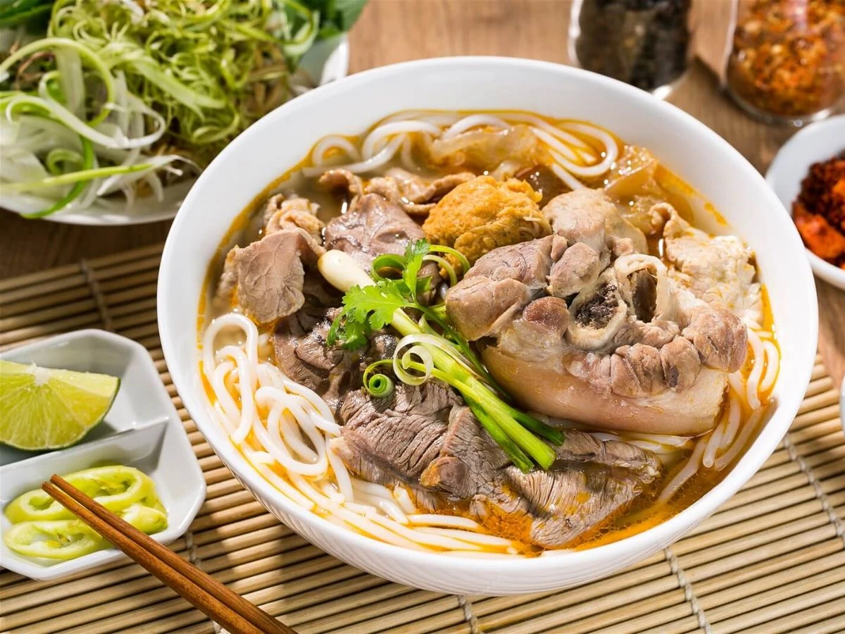 The Ultimate Guide: 20 Best Vietnamese Dishes You Must Try 6 bún bò Huế