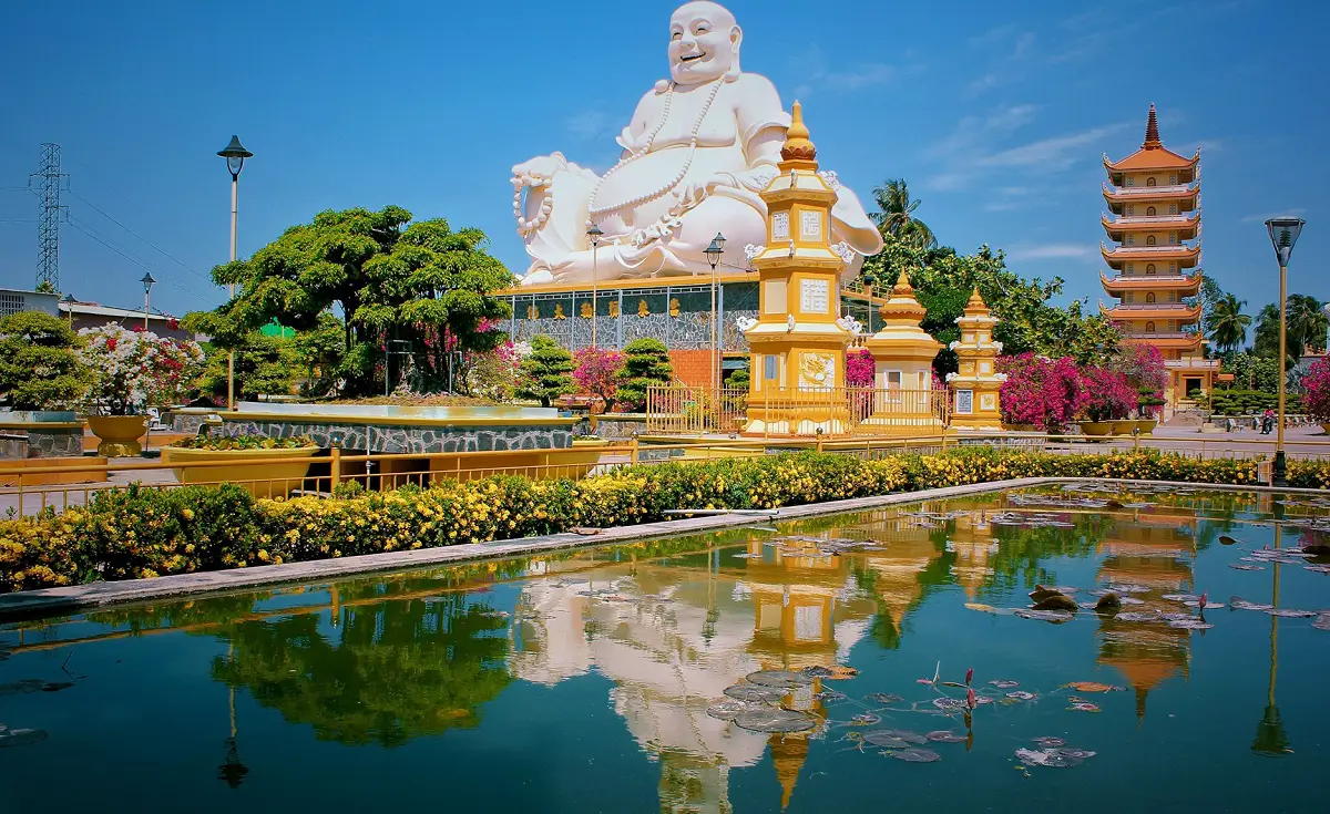 Vinh Trang Pagoda - The Largest Temple in Tien Giang | IZITOUR