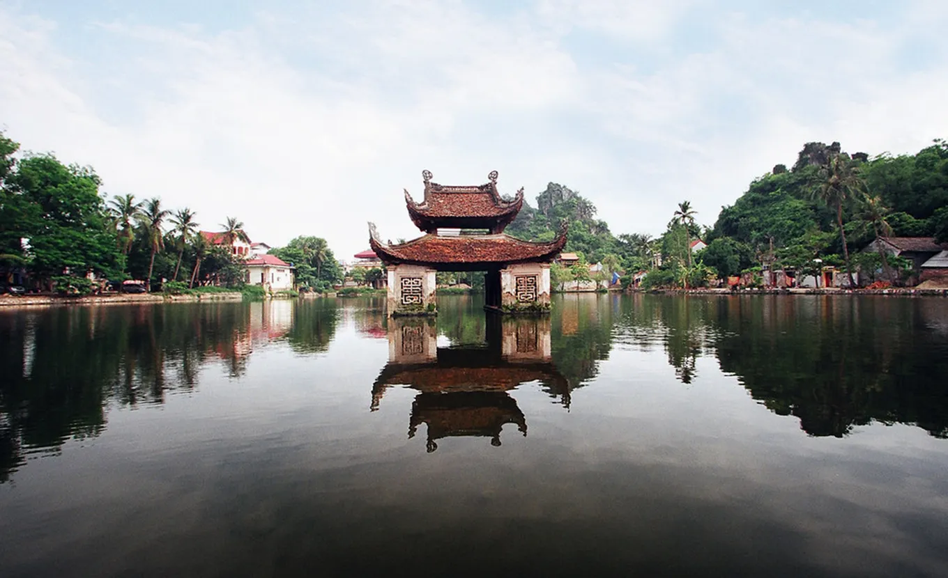 A mystery day of Tay Phuong and Thay pagodas | IZITOUR