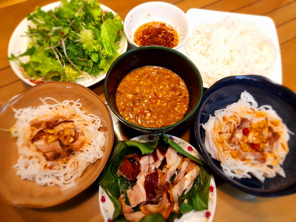 Về Đà Nẵng ăn bún mắm nêm