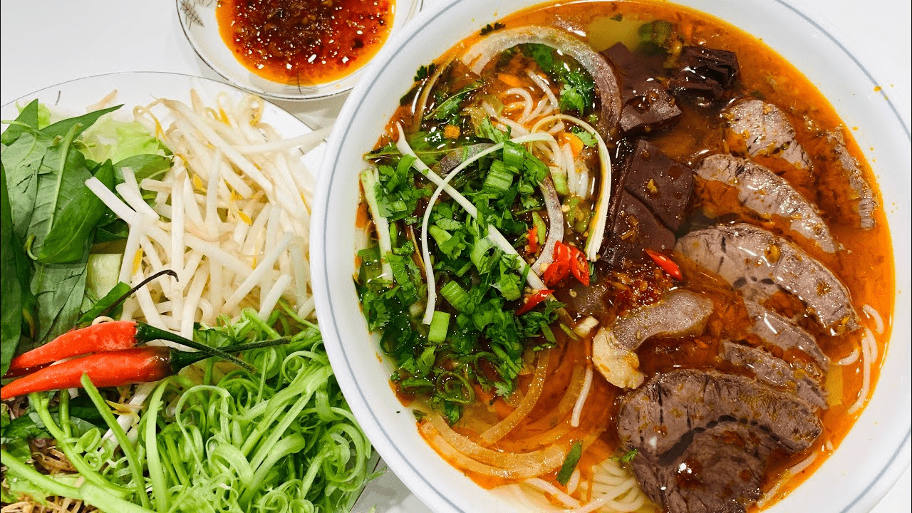 Hé lộ công thức nấu bún bò Huế Đông Ba ngon nhất nhì Sài Gòn mà ít ai biết