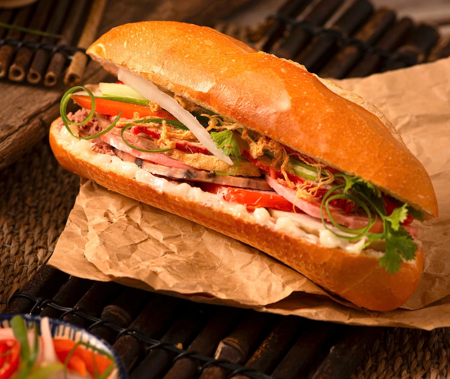 Nét hồn ẩm thực Sài Gòn trong chiếc bánh mì giòn rụm