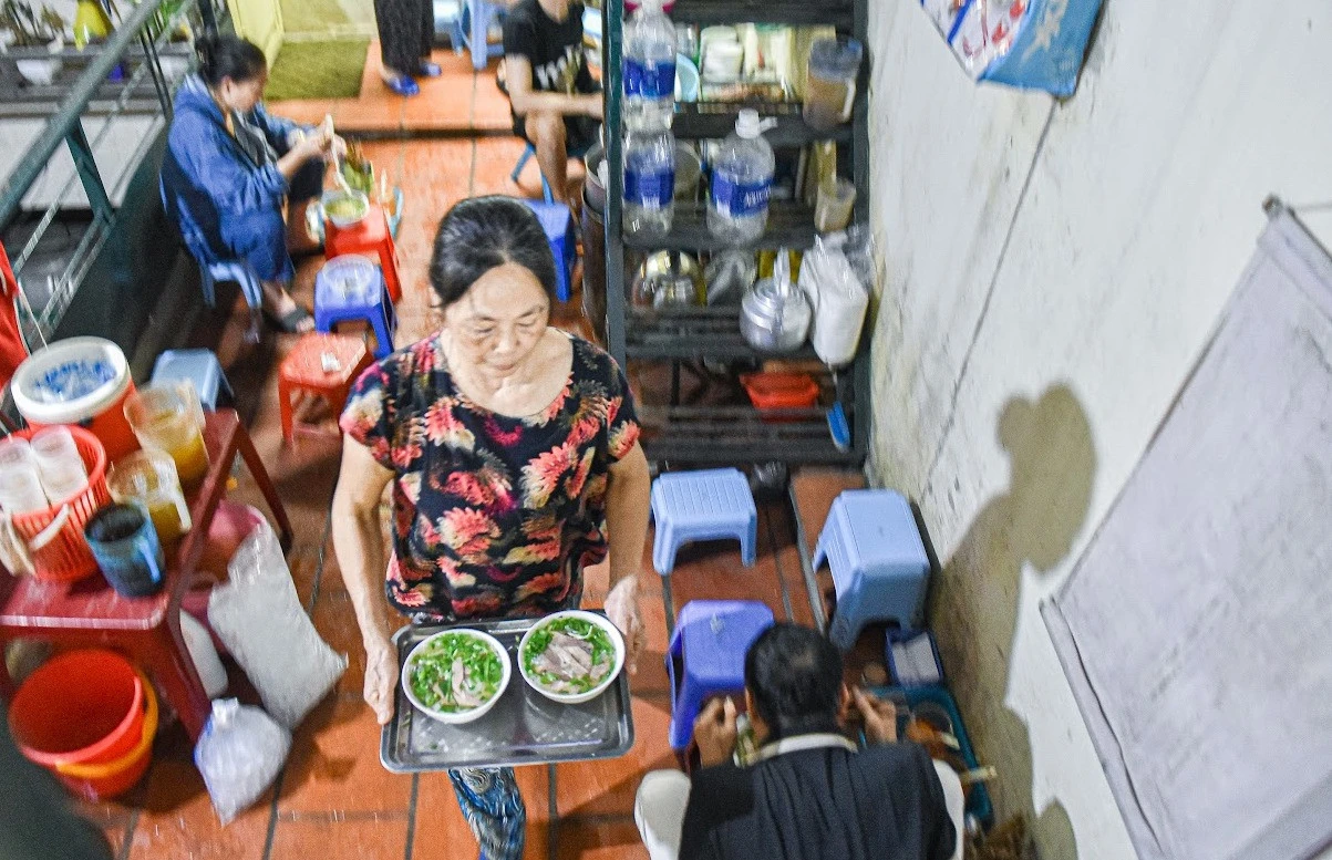 Lách hẻm, leo thang xoắn ốc thưởng thức phở bưng Hàng Trống nổi tiếng một thời