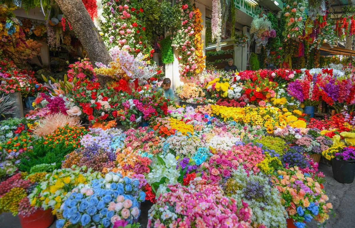 Under the Cloak of Night: A Visit to Hanoi's Quang Ba Flower Market - Living Flowers