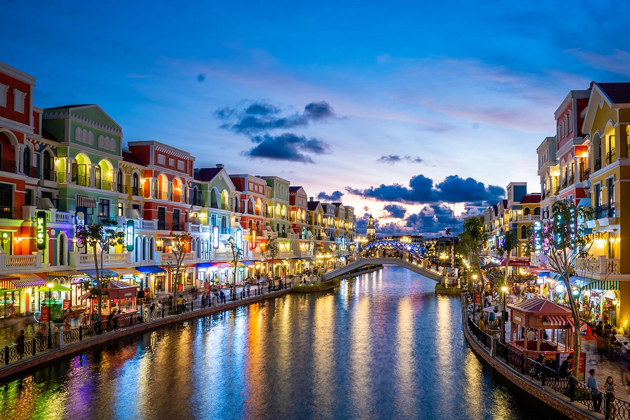 Grand World Phu Quoc: Wigo Tourist 2025 Guide 10 Grand World Phú Quốc - Trung tâm lễ hội 24/7 sôi động