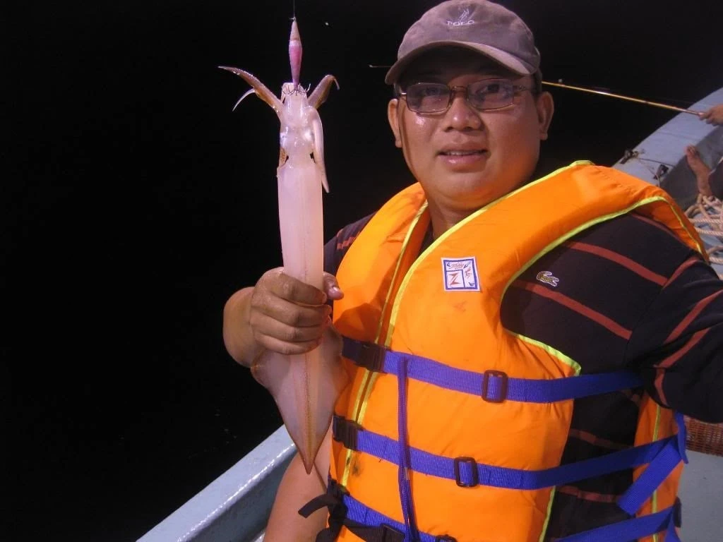Squid Fishing in Ha Long Bay: A Wigo Tourist's Must-Try Night Adventure (2025) 3 Squid fishing in Ha Long Bay: A must-try experience