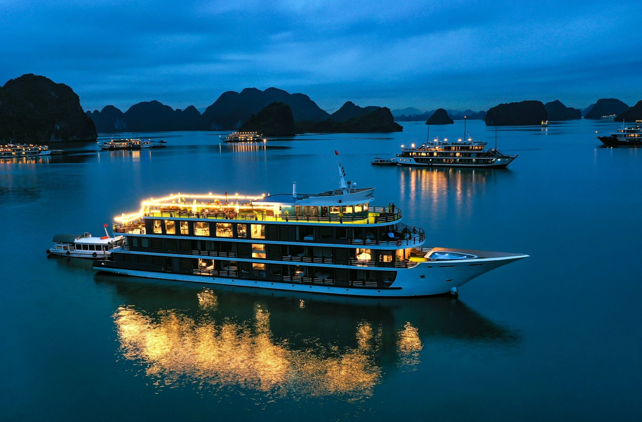 Squid Fishing in Ha Long Bay: A Wigo Tourist's Must-Try Night Adventure (2025) 8 TOUR VỊNH HẠ LONG TRÊN DU THUYỀN LE JOURNEY 3 - 4 SAO