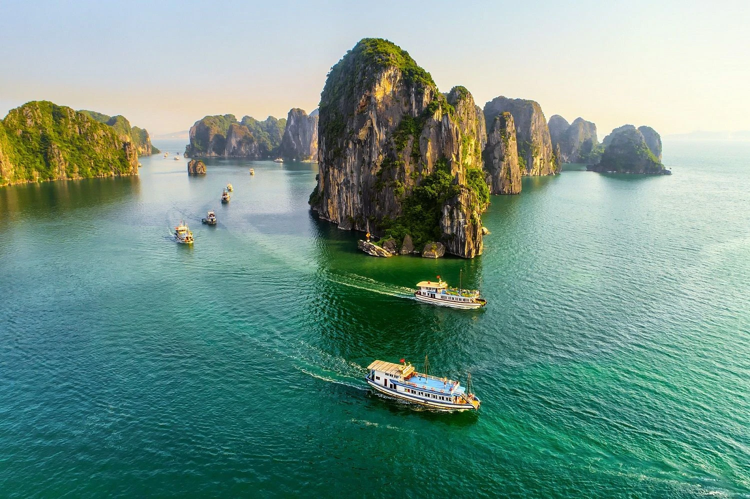 Squid Fishing in Ha Long Bay: A Wigo Tourist's Must-Try Night Adventure (2025) 4 Ha Long Bay Vietnam: An A-to-Z travel guide